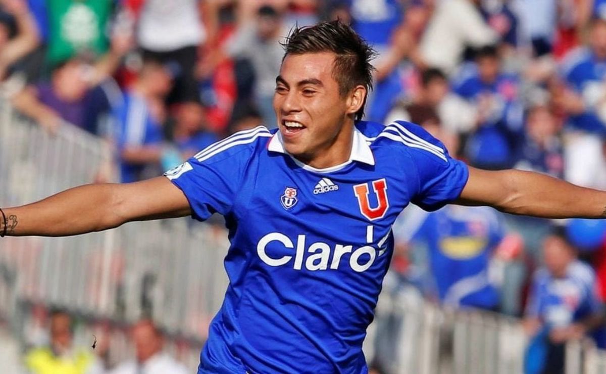 🚨La U de Chile hizo una oferta para hacerse con los servicios de Eduardo Vargas. 
*️⃣El delantero no seguirá en Nacional y los azules se ilusionan con repatriarlo.
