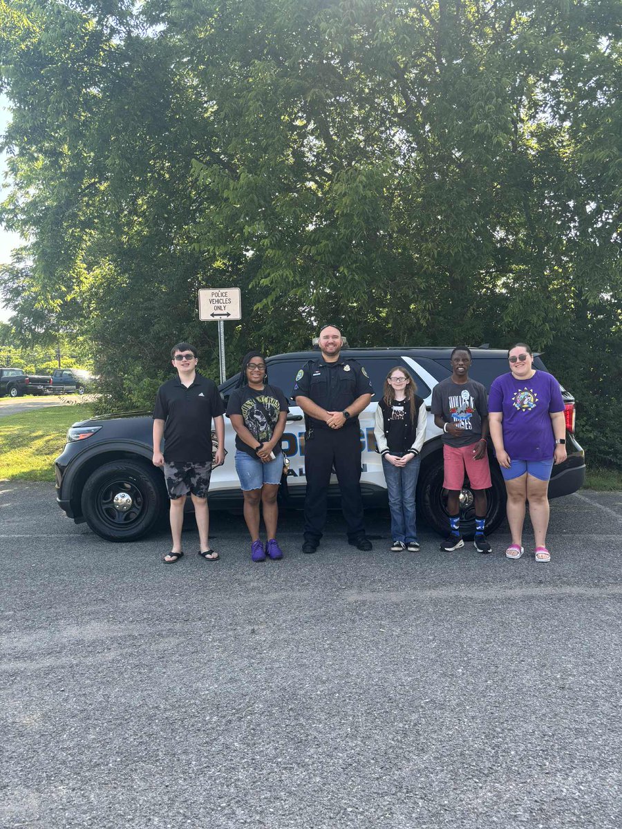 📷FTO Azer and FTO Springer had a blast spending time with the students at the Shalom Zone today! They gave the students an up-close look at the patrol car and police motorcycle, answered tons of great questions, and enjoyed making meaningful connections.