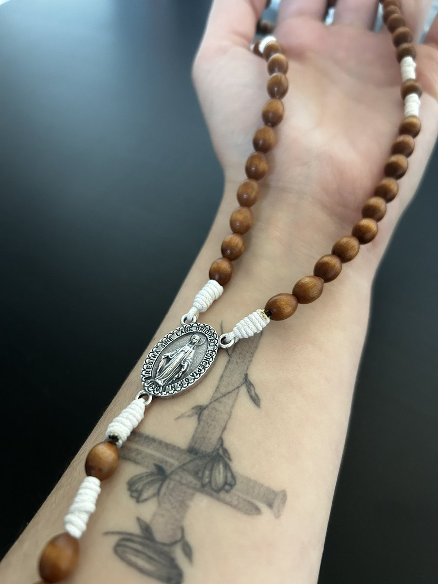 Amfqe_'s tweet photo. Je vais recommencer à prendre des commandes personnalisées. 
N’hésites pas à me contacter en mp si tu souhaites un beau chapelet qui te ressemble 🌸 https://t.co/D1HFrNBvsH