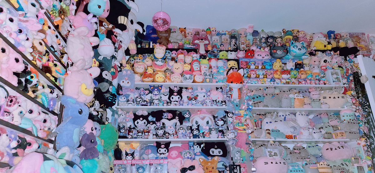 Miichel701's tweet photo. #lifestyle #toys #toy #toyroom #room #myroom #aesthetic #kidcore #kidwave #toycollection #toycollector #toycore #toywave #plush #plushies #plushcore #stuffedanimals #kawaii #maximalist #maximalism #sanrio #kuromi #figures #figure #mgae #mga #imjustagirl https://t.co/7BN9Jj2mcQ