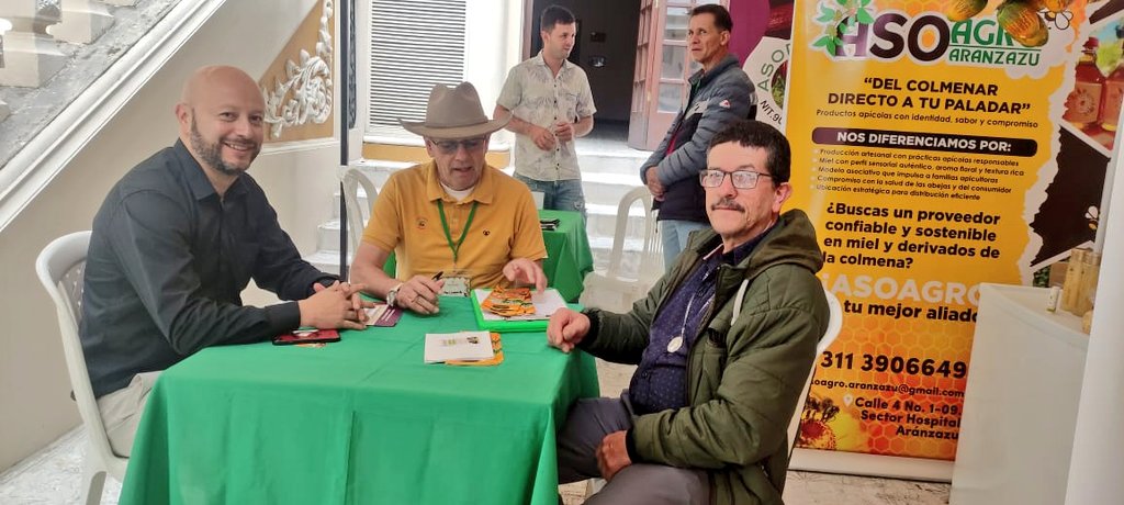 UsolidariaCo's tweet photo. #Caldas l Acompañamos la Rueda de Negocios de la Estrategia de Alianzas Productivas de la @GobCaldas, para fortalecer el trabajo asociativo y solidario que impulsa el desarrollo rural y el bienestar de nuestras comunidades.
#SomosPoderSolidario https://t.co/M1UUx1BbkW
