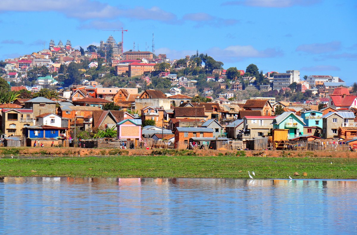 🇲🇬 Le FMI approuve un décaissement de 107 M$ pour Madagascar via la FEC et la FRS. Malgré des progrès notables, les chocs climatiques et externes exigent des mesures d'urgence bien planifiées et des politiques économiques agiles. Plus d'informations ici:  imf.org/fr/News/Articl…
