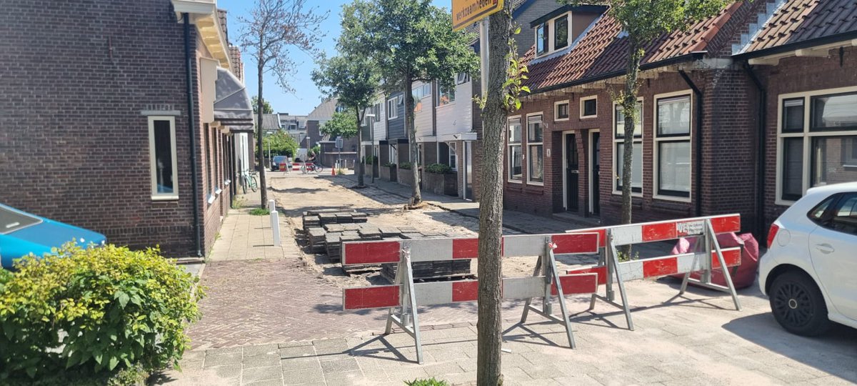 Op diverse locaties binnen onze gemeente wordt onderhoud uitgevoerd aan de bestrating. Onder andere aan de Helmbergerweg, Prins Hendrikkade en de Nieuwstraat wordt de bestrating verwijderd en opnieuw aangebracht, waardoor kuilen, gaten en oneffenheden worden weggewerkt.
