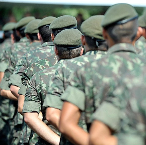 meioindep's tweet photo. 🚨ATENÇÃO: Governo do Rio solicitará apoio do Exército e da PF para retomar territórios controlados por facções https://t.co/24juYmifD9