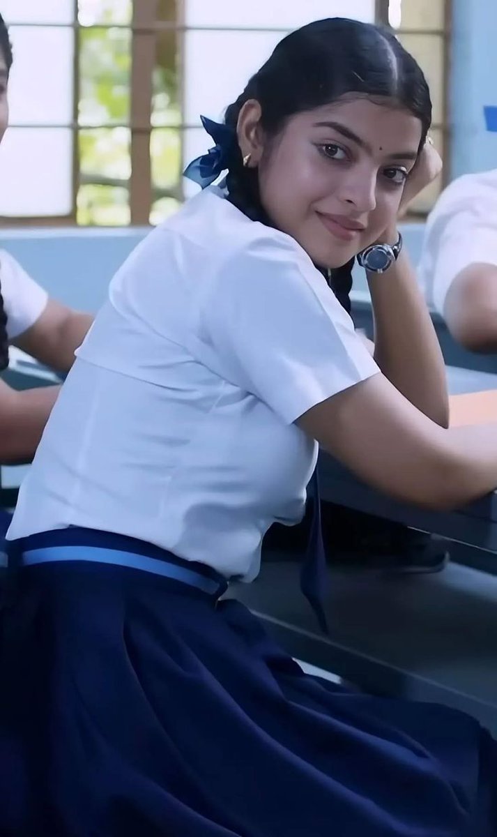 பொண்ணா பொறக்குறது எவ்ளோ பெரிய வரம்

காதுல கம்மல்
நெத்தியில பொட்டு
இரட்டை ஜடை அதுக்கு ரெண்டு ரிப்பன் 🎀 
பாவடை சட்டை
சட்டைக்குள்ள ப்ரா
எப்பவுமே பவுடர் அடிச்ச முகம்

நம்மள சைட் அடிக்கிற பசங்க

ச்சே என்ன வாழ்க்கை.

பையனா பிறந்து ஒரே பேண்ட் சர்ட்ம் எண்ண வடிஞ்ச முகம்தான் மிச்சம்