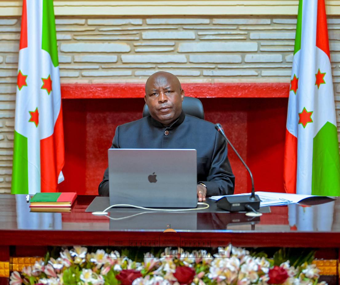 Jimbere (@magazinejimbere) on Twitter photo 🇧🇮 Le Président <a href="/GeneralNeva/">SE Evariste Ndayishimiye</a> installe la nouvelle administration territoriale du #Burundi:
🔘 Les nouveaux gouverneurs des 5 provinces viennent d'être nommés presidence.gov.bi/2025/07/03/dec…
🔘 Les 42 secrétaires exécutifs communaux du pays sont également connus, assurant la coordination 🇧🇮 Le Président <a href="/GeneralNeva/">SE Evariste Ndayishimiye</a> installe la nouvelle administration territoriale du #Burundi:
🔘 Les nouveaux gouverneurs des 5 provinces viennent d'être nommés presidence.gov.bi/2025/07/03/dec…
🔘 Les 42 secrétaires exécutifs communaux du pays sont également connus, assurant la coordination