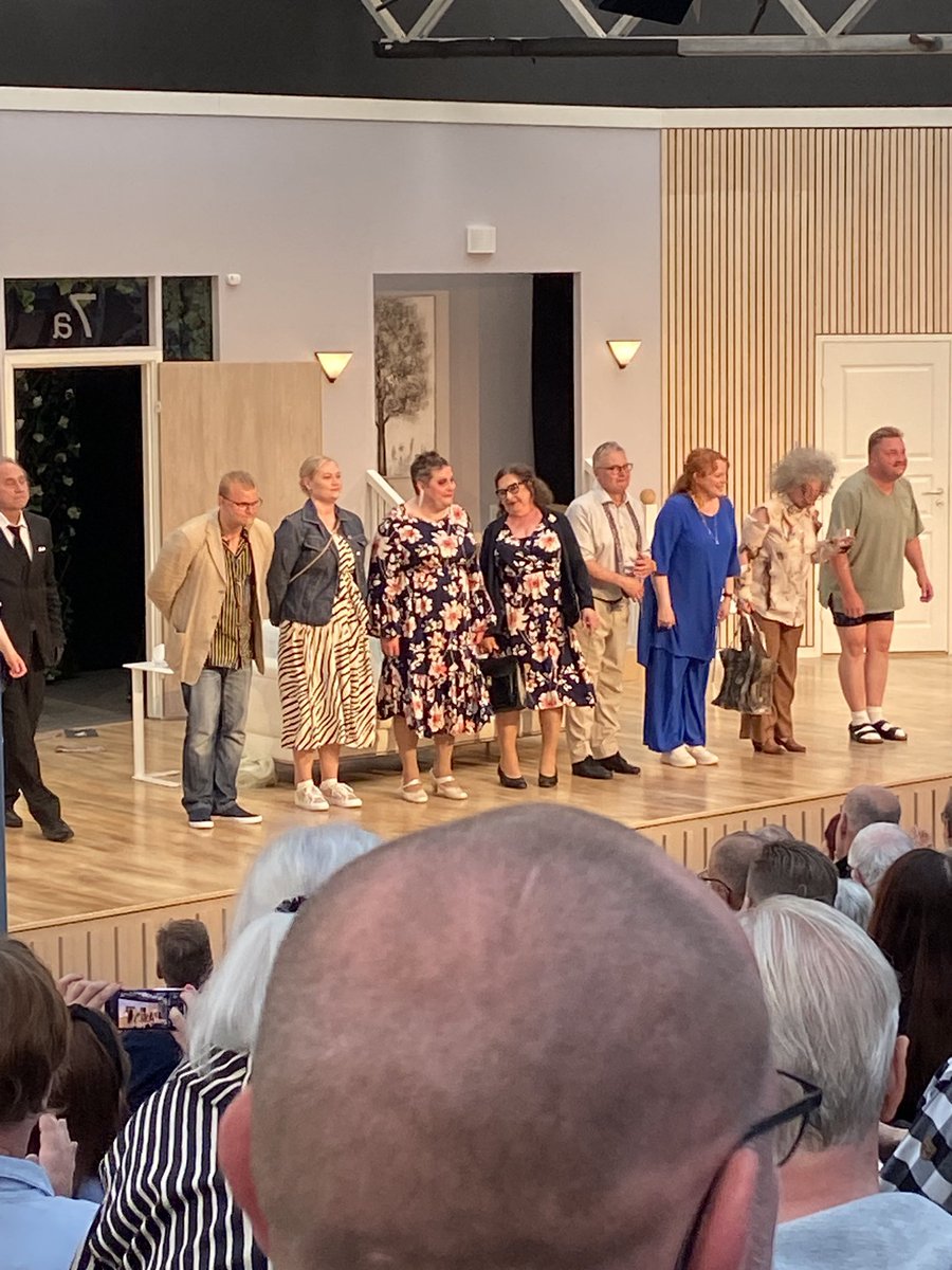 Tuula-RiittaVälikoski (@trvalikoski) on Twitter photo Mikä farssi <a href="/tampereenss/">Tampereen Komediateatteri</a> Sekoilun ja ovien paukuttelun rytmi mietitty hyvin: tapahtumien johtopäätösmatsku tarjoiltiin niin, että kun yleisö sen keksi, se tapahtui 1-2 s päästä näyttämöllä, jolloin jo ulvottiin!Kiitos <a href="/EppuSalminen/">Eppu Salminen 🇺🇦</a> Janne Kataja ja muut Mikä farssi <a href="/tampereenss/">Tampereen Komediateatteri</a> Sekoilun ja ovien paukuttelun rytmi mietitty hyvin: tapahtumien johtopäätösmatsku tarjoiltiin niin, että kun yleisö sen keksi, se tapahtui 1-2 s päästä näyttämöllä, jolloin jo ulvottiin!Kiitos <a href="/EppuSalminen/">Eppu Salminen 🇺🇦</a> Janne Kataja ja muut