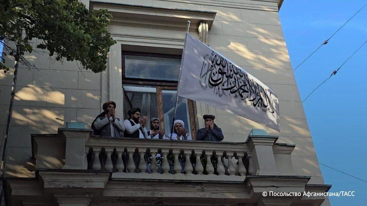 cem GULSEVEN (@cemgulseven) on Twitter photo Rusya, Afganistan İslam Emirliğini resmen tanıyan ilk ülke oldu.
Moskova'daki büyükelçilik binasına İslam Emirliği bayrağı dikildi. Rusya, Afganistan İslam Emirliğini resmen tanıyan ilk ülke oldu.
Moskova'daki büyükelçilik binasına İslam Emirliği bayrağı dikildi.
