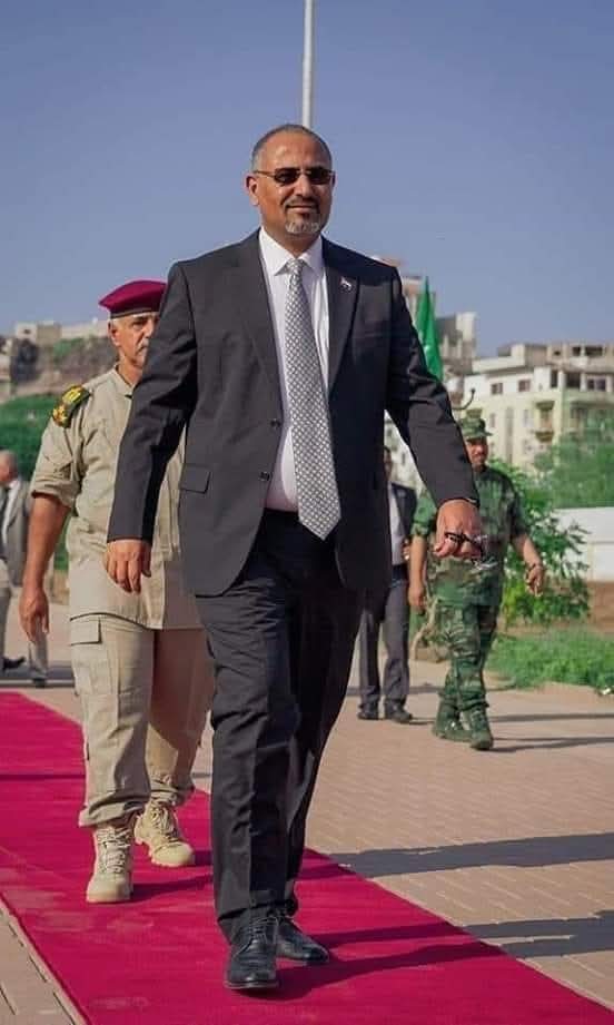 قد نختلف مع اخطاء المجلس الانتقالي 
لكن نتفق عليك كقائد للقضيه الجنوبيه
عندما تكون معتمد على الله ثم على شعبك الجنوبي العظيم...
وعندما. نرى اخطاء وسكوتك على مايحصل لشعبك اعذرني سننتقدك بكل قوه ..
بس نصيحه من مواطن جنوبي لاتثق 
في كل منهم حوليك ثق في شعب الجنوب 
فقط هو الصادق معك