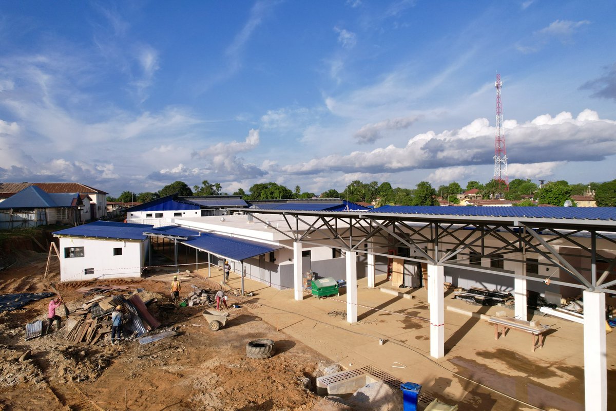 mohs_sl's tweet image. The @GovSL #MoH @DembyAustin & @pihsierraleone on the verge of making history in #SierraLeone with the most exciting news of a maternal center of excellence near completion in #Kono. When ready, this facility will guarantee high quality care for mothers in S/L & the subregion.
