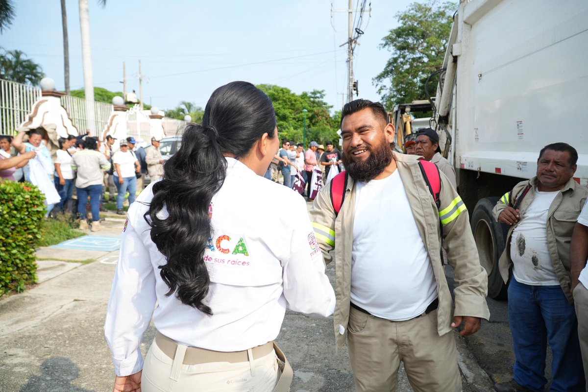 SaymiOaxaca's tweet photo. La Costa de pie con el esfuerzo de todas y todos

Nos unimos en un tequio en Bahías de Huatulco para seguir poniendo a #LaCostadePie. Este destino, de reconocimiento mundial, está listo para recibir turismo, pero también seguimos trabajando para reactivarlo por completo. https://t.co/jbKVWxQEs4