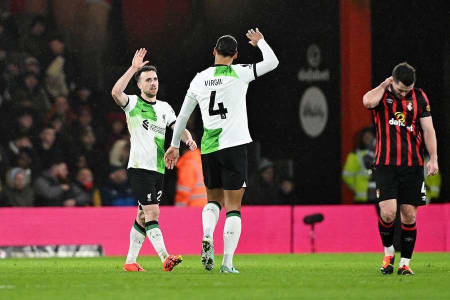 Virgil van Dijk con su mensaje para el 20:

Hermano, no puedo creerlo, no quiero creerlo. Estoy absolutamente devastado y en total estado de incredulidad.

Qué ser humano, qué jugador, pero lo más importante: qué padre de familia tan increíble.

Significaste tanto para todos