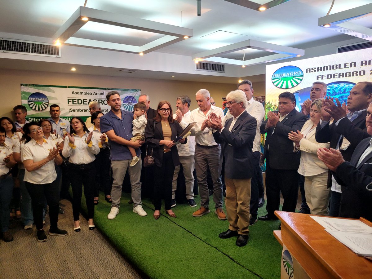 Con unas sentidas palabras, fue entregada la Orden al Mérito Postmortem a los familiares del distinguido Fuaz Kassem, en honor a su extraordinaria trayectoria y su invaluable contribución al desarrollo del sector productivo de nuestro país. #Reconocimientos #AsambleaFedeagro2025