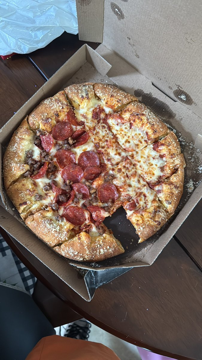 DrealMcfly's tweet photo. Ordered @dominos today by delivery and open the box to find this🤬🤬 https://t.co/O9owztl3ic