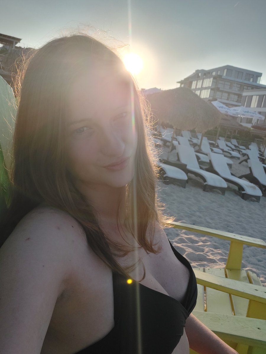 BrattyKateX's tweet photo. Me when I realize I´ve got 15+ paychecks and zero jobs. https://t.co/cMdJrMy5Bt