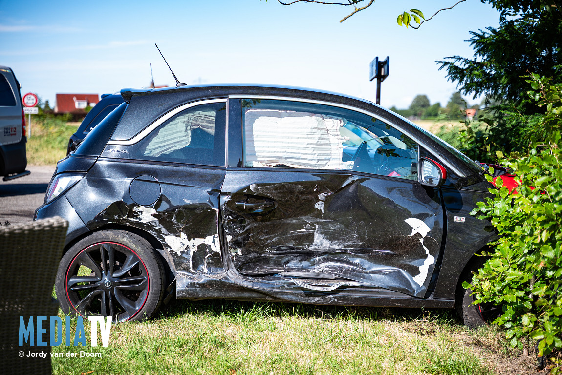 Op de kruising tussen de Middelweg en de Prinsenweg in de Vierpolders heeft er een ongeval plaatsgevonden tussen twee voertuigen. Na het ongeval moesten beide bestuurders voor controle naar het ziekenhuis.

mediatv.nl/nieuws/nieuws/…