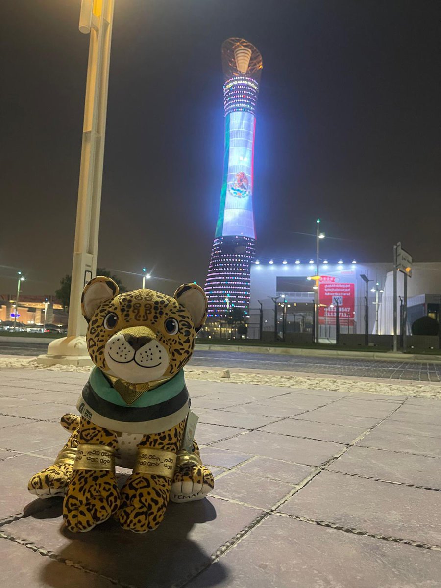 En Qatar #Temayin es todo un personaje y saluda a medio mundo. Hoy se tomó foto frente al edificio “La Antorcha” iluminado con los colores de México por el #50Aniv de relaciones 🇲🇽 🇶🇦 

Con detalle, a todos les platica del #TrenMaya 🚂 
#TemayinPorElMundo #DiplomaciaTuristicaMX