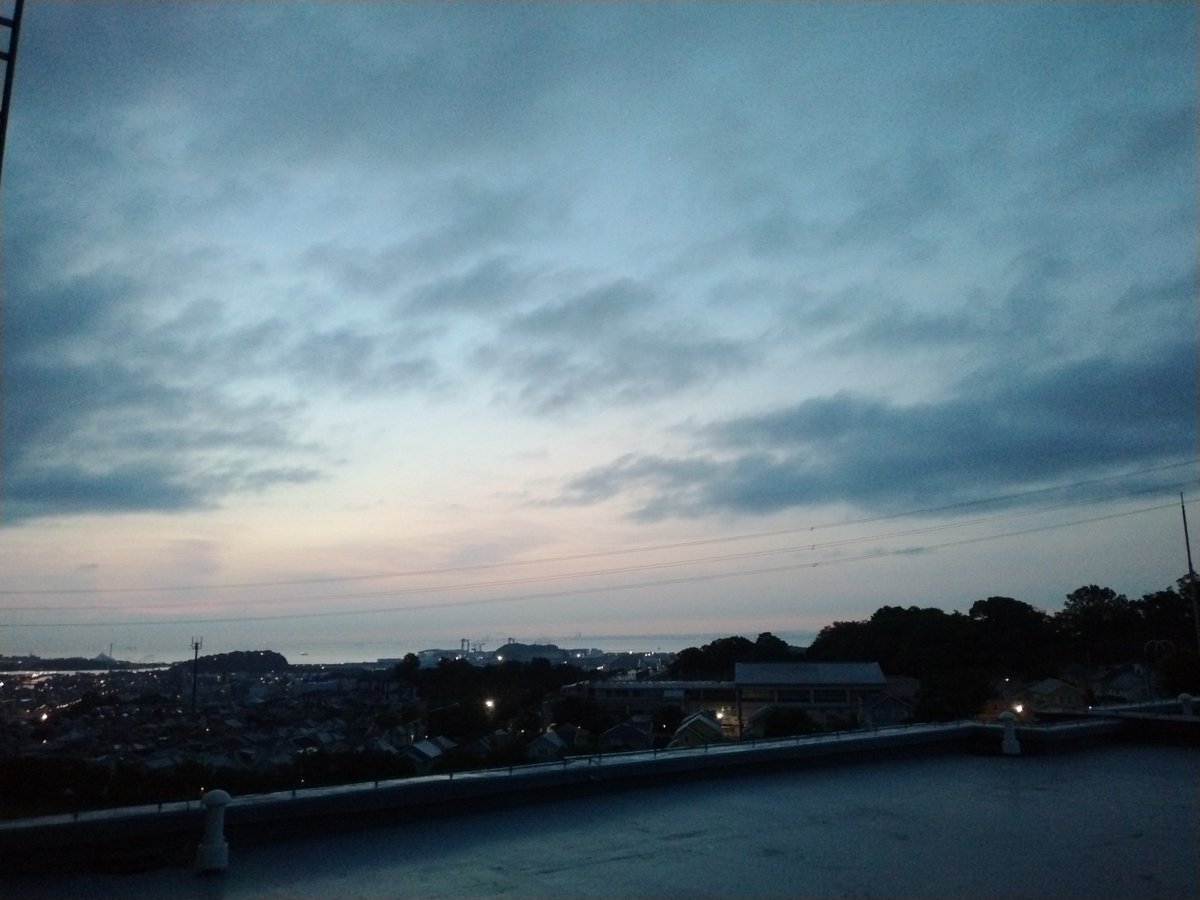 ＃イマソラ
7／4日
横浜南　朝4:00過ぎの空
👵今日はアルバイト🪣🧹
🌃今宵、さとうみつろうさんという方が
兵庫県の神鍋で
「　アシタの祈り　」を捧げる(らしい）
🌏の平和希求
同時刻に　ダライラマ様も祈って下さるらしい
👵もダウンしていなければ参加したいなと思う
🌏💕👼
さあ、アルバイトだ💪