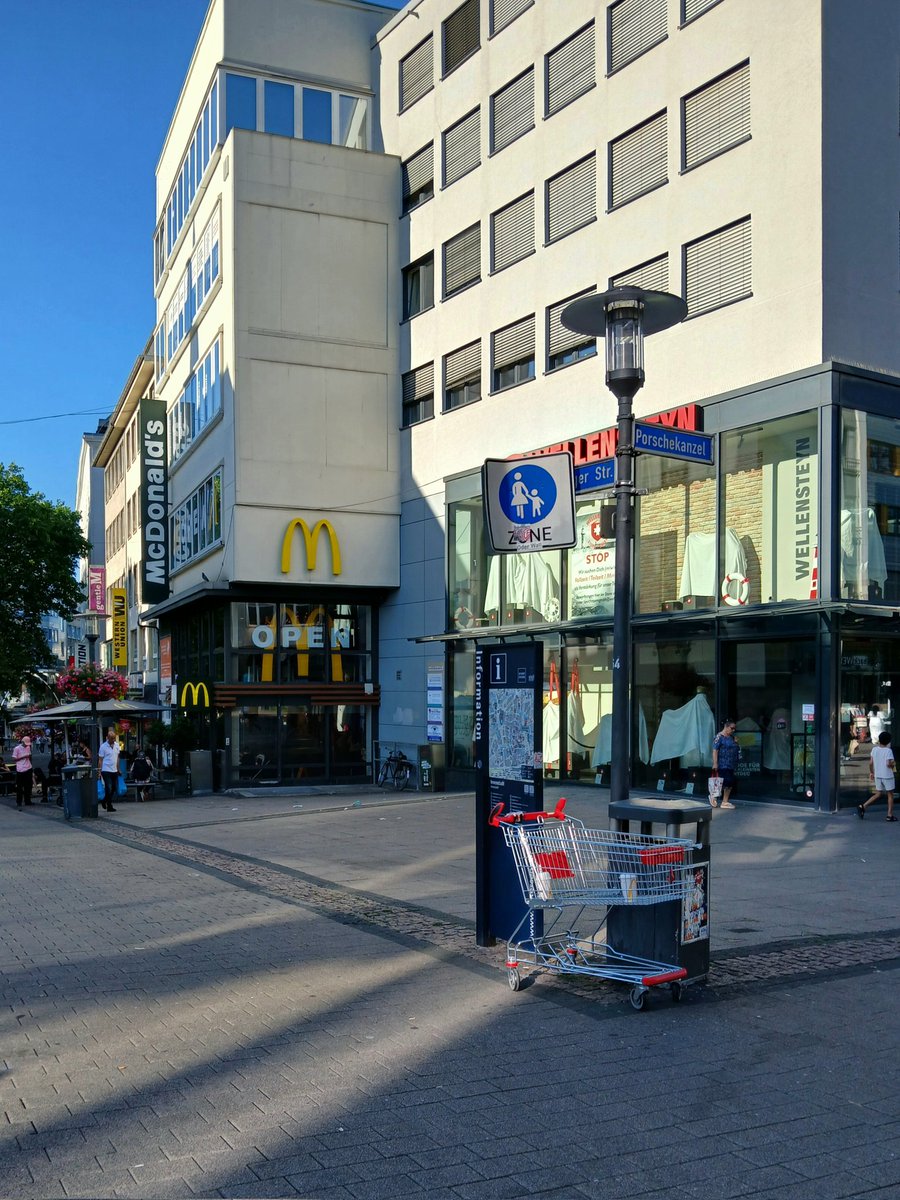 Einkaufswagen lungert in der City rum.
<a href="/Wagerlkunst/">Einkaufswagenkunst</a>
#Einkaufswagenkunst