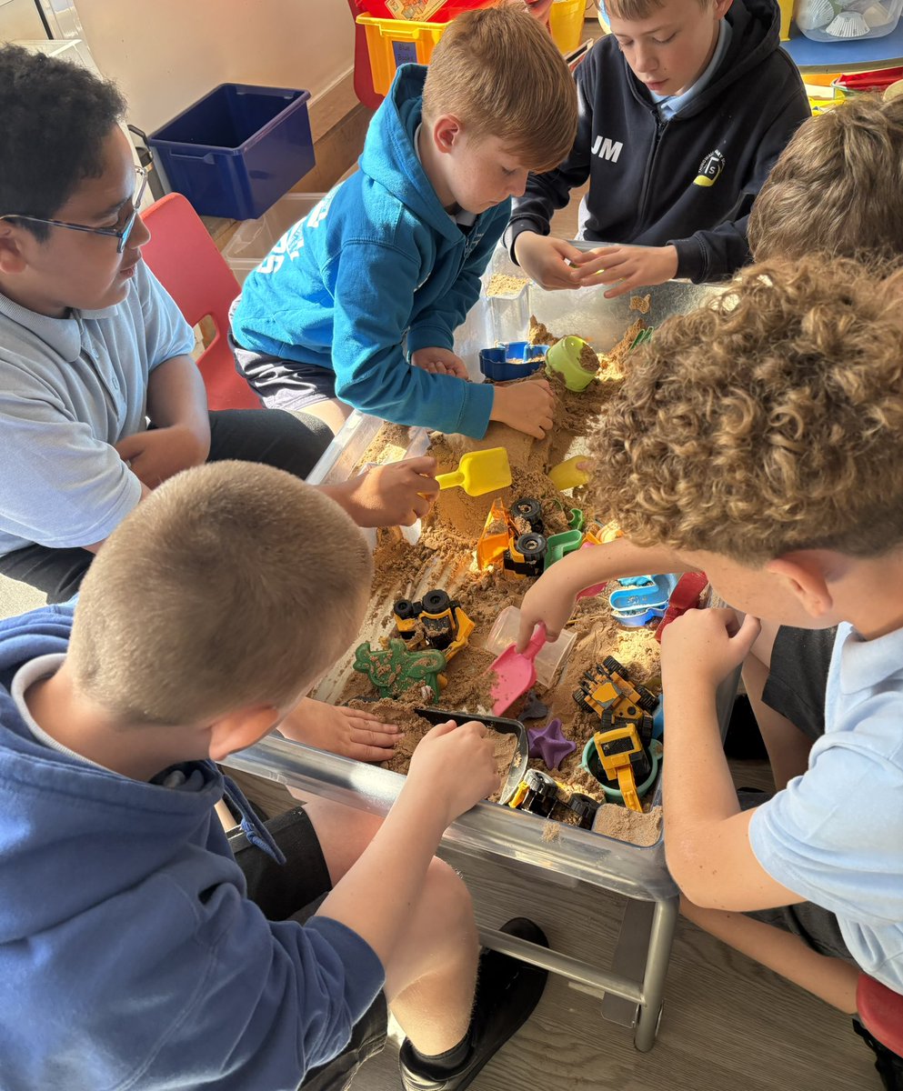 thingwallprima1's tweet photo. ππY6 had fun today, visiting our FS2 classroom and sharing all their memories. Theyβve played in the sandpit, driven trains, built Lego worlds, worked in the construction area, dressed up as pirates, sold treasure in the shop and scooted! @OakTreesMAT #TPSExpressionππ https://t.co/7kA3M9rSzv