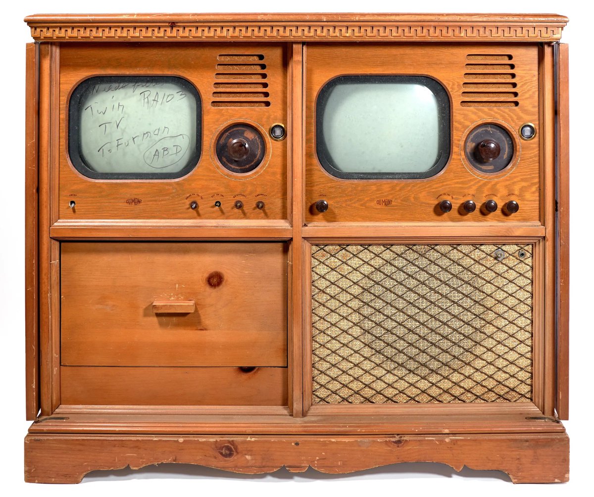 "تكنولوجيا" نسخة 1945م:
تلفاز بشاشتين طور قبل 80 سنة (مع سماعات سلكية) بهدف السماح لأفراد المنزل بمشاهدة قناتين بنفس الوقت بدلا من الاختلاف على شاشة واحدة ولكن بنهاية المطاف لم يتم تصنعيه لأنه لم يمكن بيعه بسعر منخفض كفاية
spectrum.ieee.org/dumont-duoscop…
#History #DigitalAnthropology