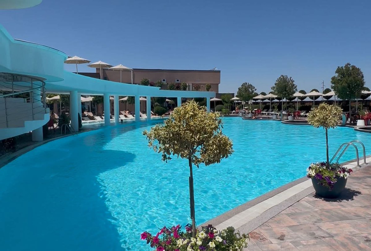 Artane_R's tweet image. 📍Ferizaj
"Swan Pool & Spa" & "Natural", beneficiaries of our ☀️ PV & thermal system grants, respectively, are a testament of successful innovative thriving 🇽🇰SMEs, increasingly greener & more efficient.
Part of @EconomyRks SME grant scheme funded by 🇽🇰@EUKosovo energy package.
