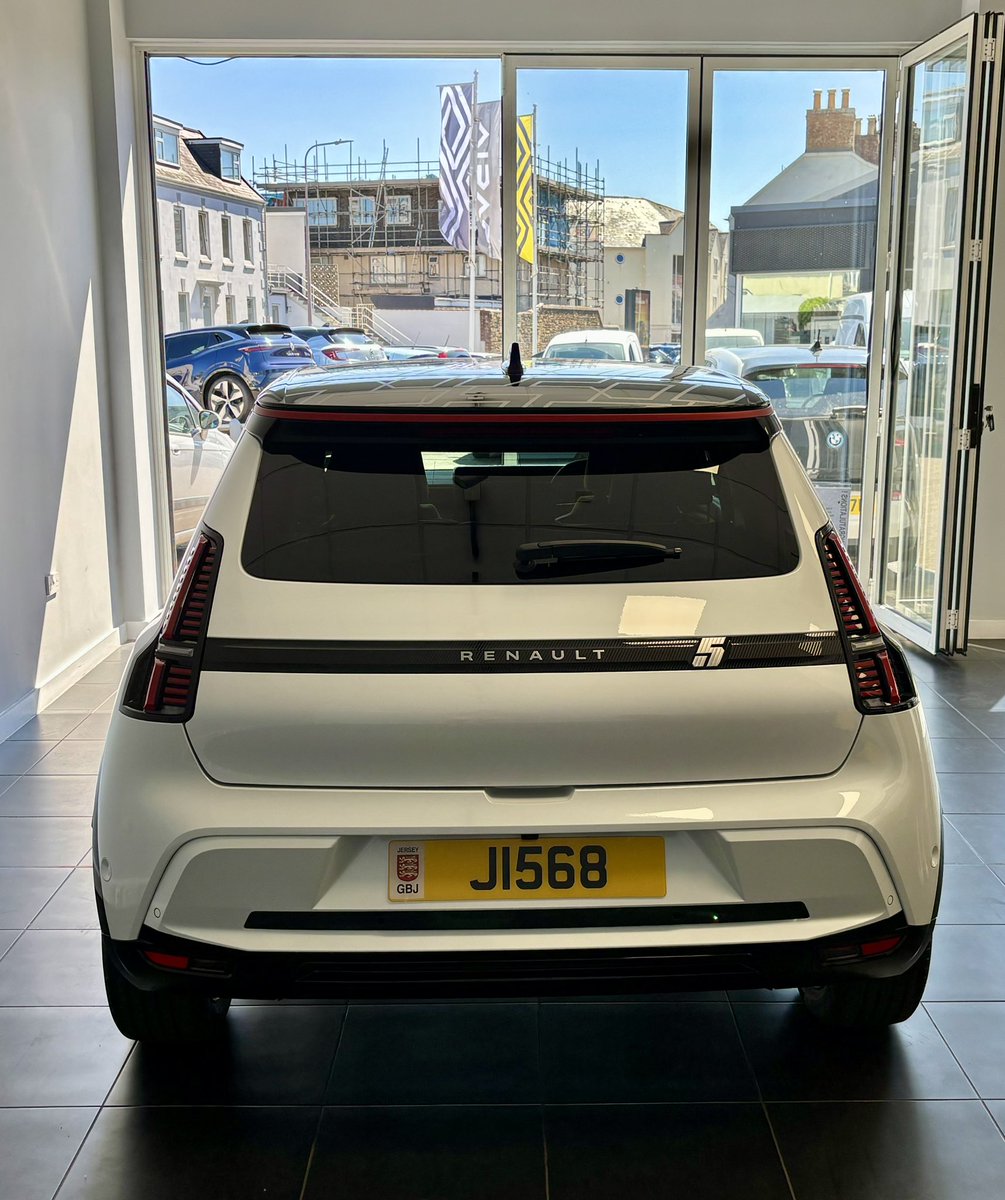 It’s here. Such a cool thing. Mrs R is delighted with her new daily. 🇫🇷🤍