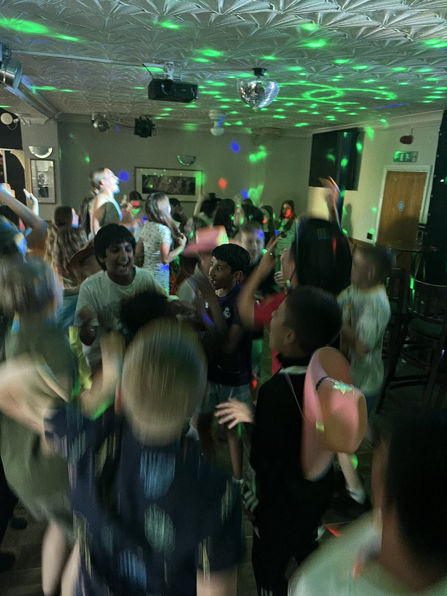 What a superb disco!! 🪩 
So much fun, dancing and laughter- memories saved for a lifetime!! 🌟🌟🌟