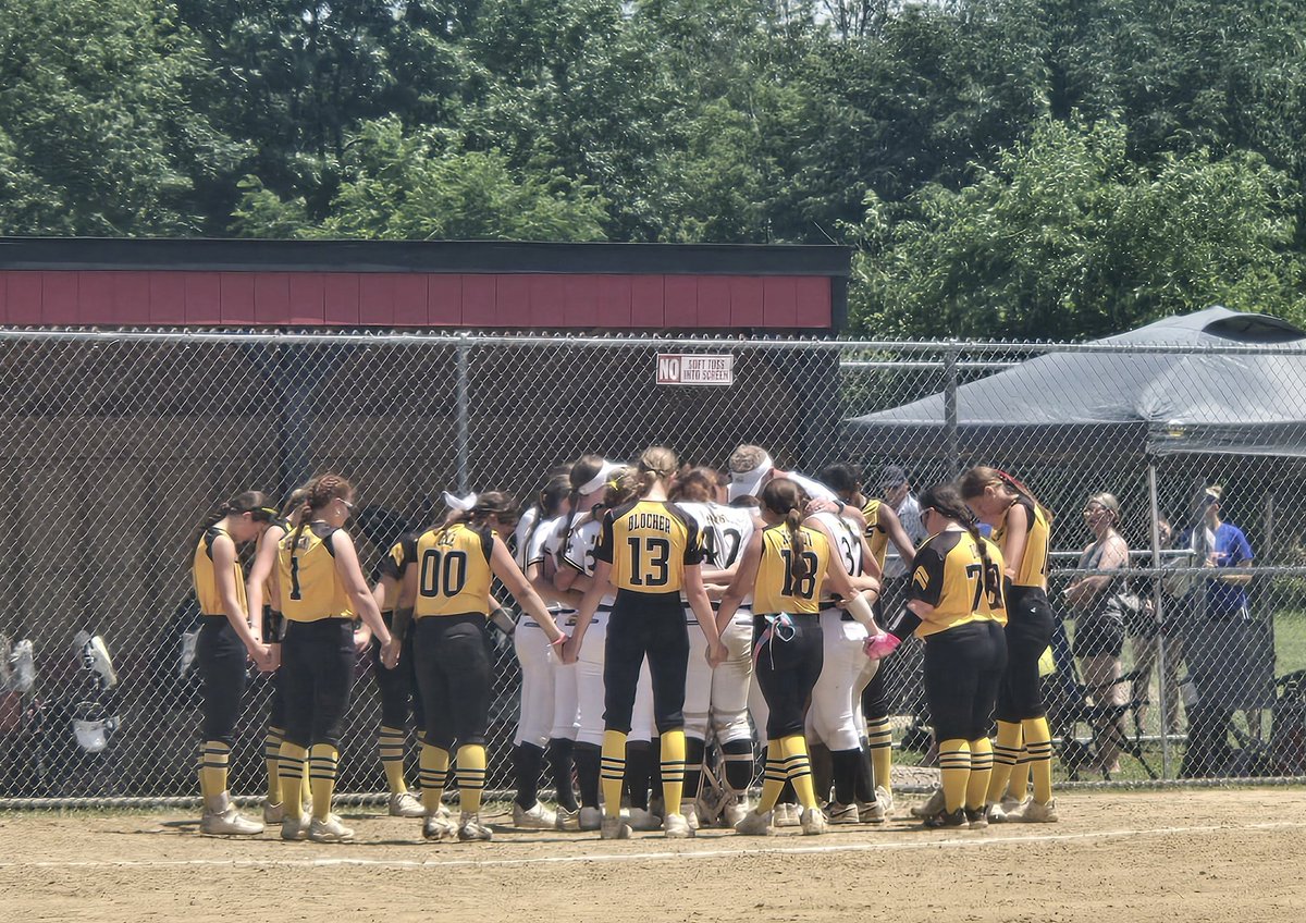 TBlock_13's tweet image. Sometimes its about supporting each other and prayer when players get injured. Prayers for those taken by ambulance and thankful the coaches decided to end the game in a tie. ❤️🙏