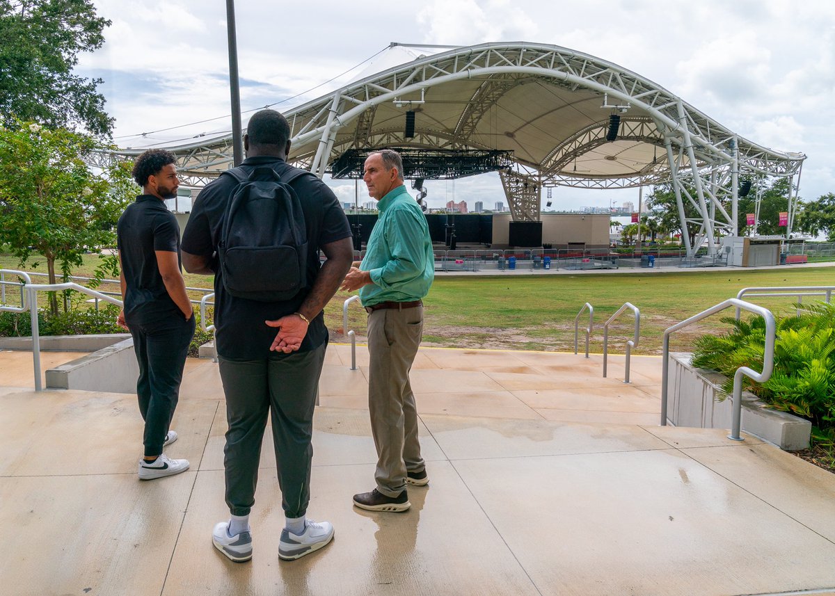 brucearector's tweet image. Awesome time visiting with @USFFootball OL Michael Lofton and WR Jaden Alexis. These two impressive young leaders are great representatives of the @USouthFlorida and a reminder of what an incredible asset USF is to Clearwater and all of Tampa Bay in many ways. #GoBulls #HornsUp