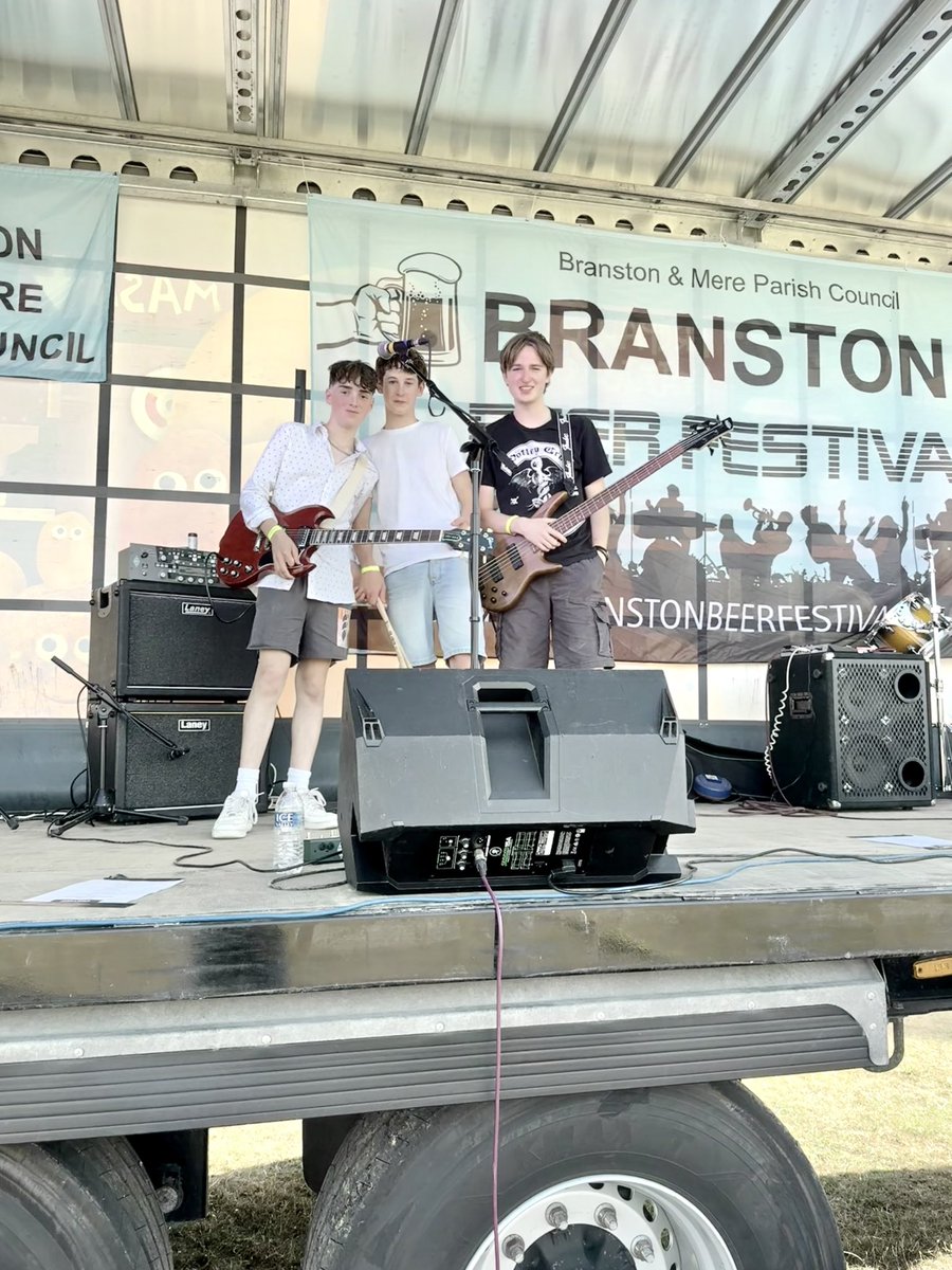 samuelbickmore's tweet image. Two gigs on one of the hottest days! 
#festival #livemusic