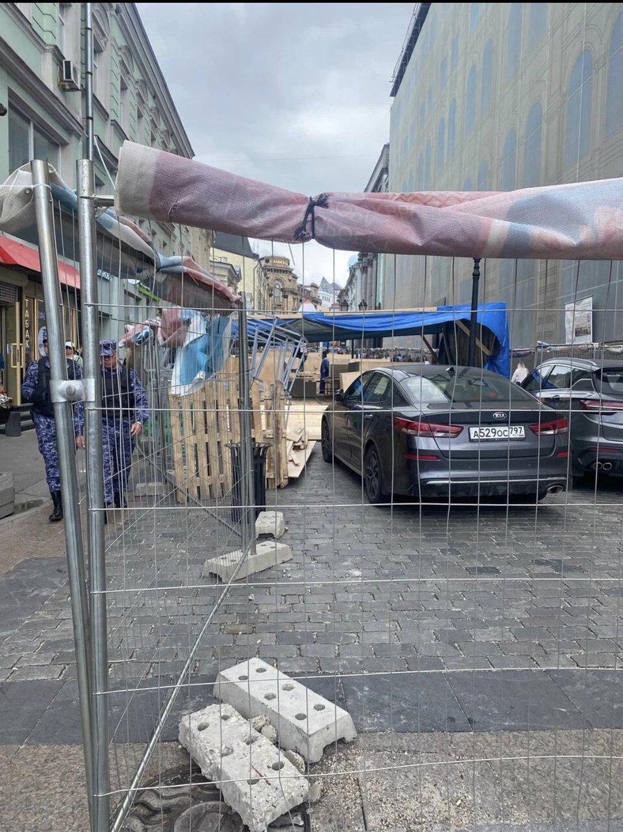 Как же меня раздражает вся эта ерунда , которой заполонили Арбат и другие улицы в Москве . И все эти строительные работы , для установки этой ерунды. Всю атмосферу испортили