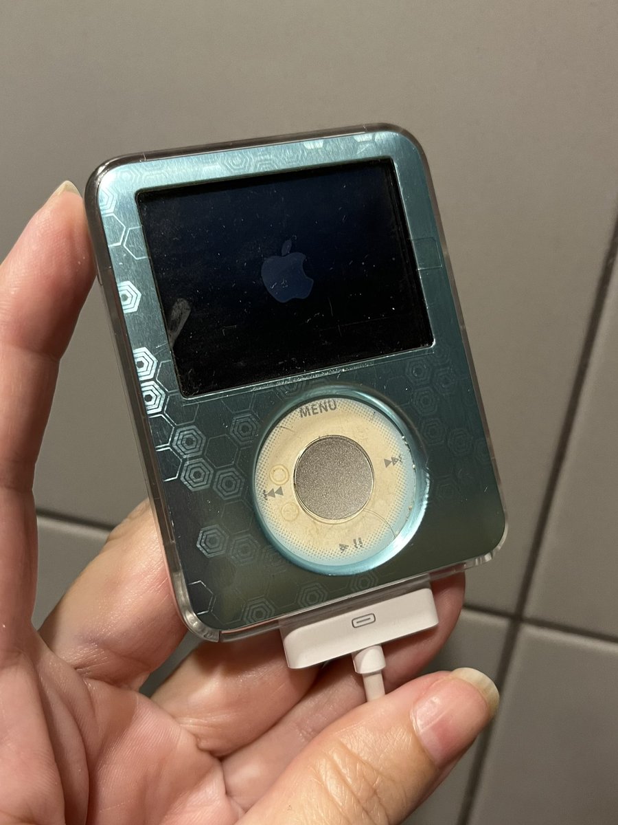 He recuperado mi IPod de 3ª generación (me arrepiento profundamente de haber regalado el primero que tuve que era el 1º). He comprado un cargador y parece que funciona… a ver qué pasa…