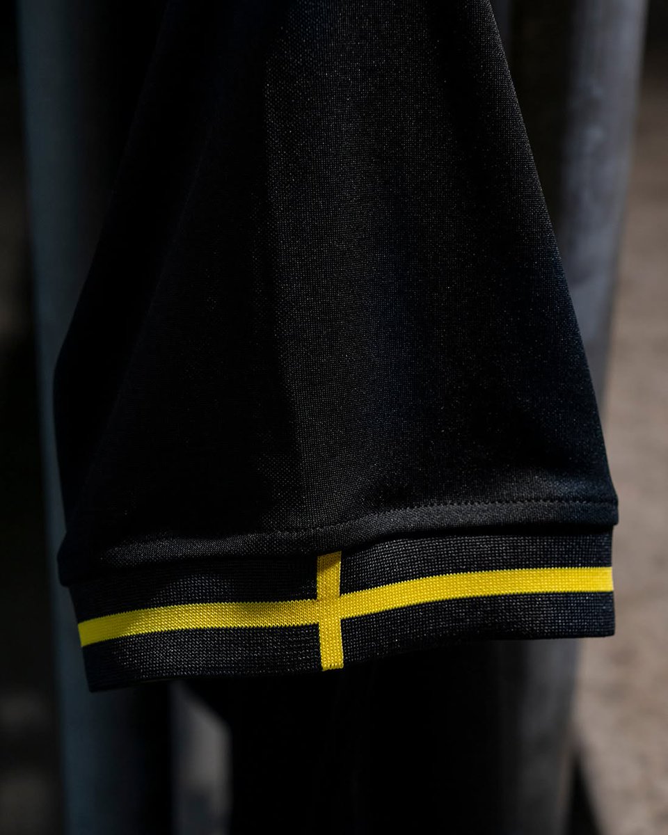 🇸🇪⚫️ <a href="/AIKfotboll/">AIK Fotboll</a> lanzó una camiseta <a href="/nikefootball/">Nike Football</a> especial para la Conference League 2025/26.

La tradicional base negra se adorna con una cruz formada por líneas con efecto ajedrezado. Sello en la nuca con escudos representativos de Suecia y Estocolmo.