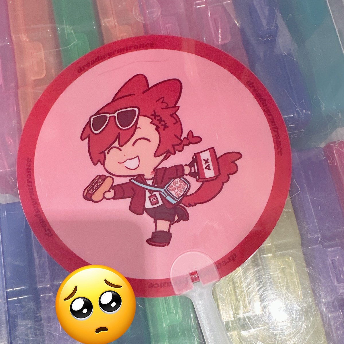 someone left their gwaha tia fan at my booth 🥺🥺🥺🥺🥺 please come pick him up 🥺🥺🥺🥺 j37 🥺🥺🥺🥺🥺 artist is <a href="/dreadwyrmtrance/">blue 🐻🐰</a> 🥺🥺🥺🥺🥺