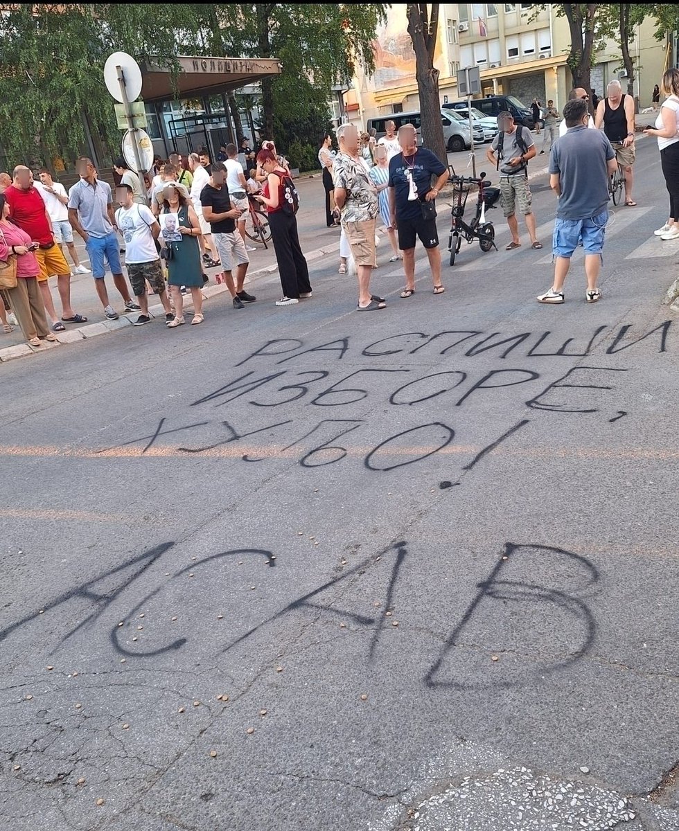 blokadafmgkv's tweet image. Još jedna poruka iz Kraljeva.
Danas ispred policijske stanice u Kraljevu.
(Ako uveličate sliku, možete da vidite granule 🤭)