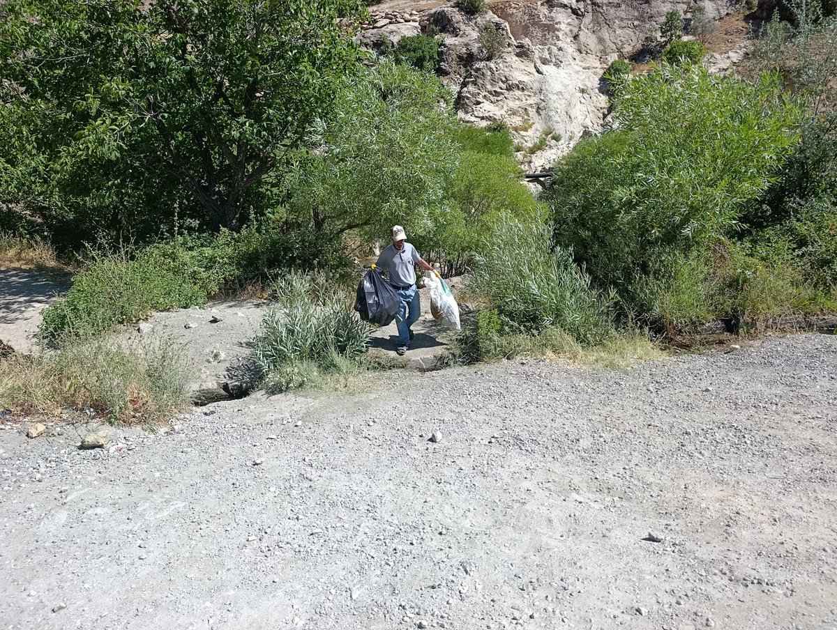 Aynkebir Seren’de Temizlik Çalışması Yapıldı

Belediyemiz temizlik ekipleri tarafından bugün Aynkebir Seren’de çevre temizliği çalışması yapıldı. Yaz aylarında piknik ve gezi amaçlı gelen yurttaşların yoğun olarak kullandığı alanlarda,  bırakılan çöpler toplanarak alan temizlendi