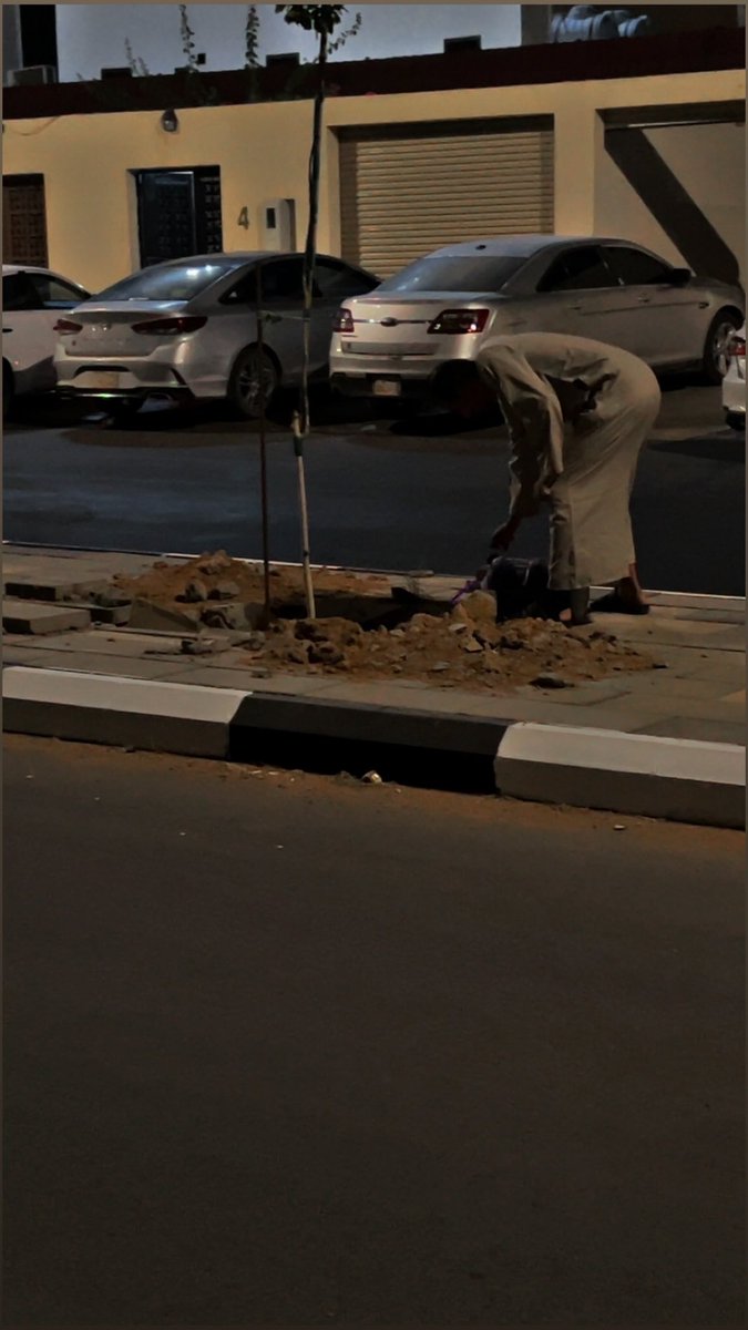 «سقيا الشجر أجر عظيم، فهي صدقة جارية لاينقطع نفعها، يُكتب لك بها ثواب كل طائرٍ أو دابةٍ أو إنسانٍ يستظل أو ينتفع بها. قال ﷺ: «ما من مسلم يغرس غرسًا أو يزرع زرعًا فيأكل منه طير أو إنسان أو بهيمة إلا كان له به صدقة» رواه البخاري.
✅ «ما ينتظر بلدية ولا كاميرا…يشتغل عشان ضميره.»