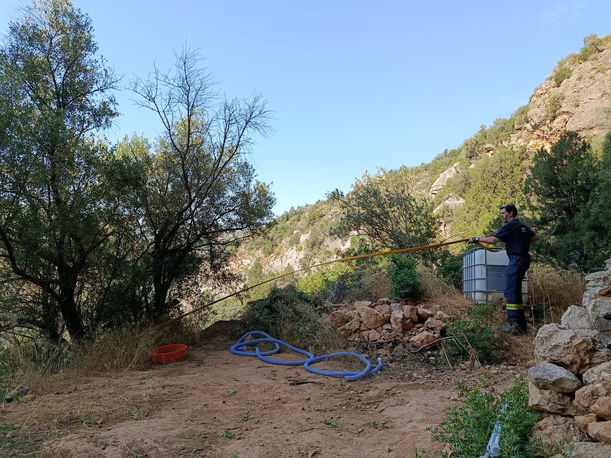 Avui els bombers d'Artesa de Segre ens han portat aigua per al garbell. Moltíssimes gràcies per l'ajut i l'esforç per a fer arribar l'aigua fins al jaciment!