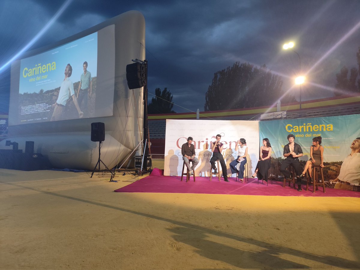 vino_del_mar's tweet photo. 🎬 ¡Ya estamos en la presentación de Cariñena, vino del mar!
En la Plaza de Toros de Cariñena, junto a Paula Blesa, al director Javi Calvo y el increíble reparto de la peli. ¡Gracias a todos por acompañarnos y al Ayuntamiento de Cariñena por organizar esta noche tan especial! 🌟 https://t.co/x4kjip65GS