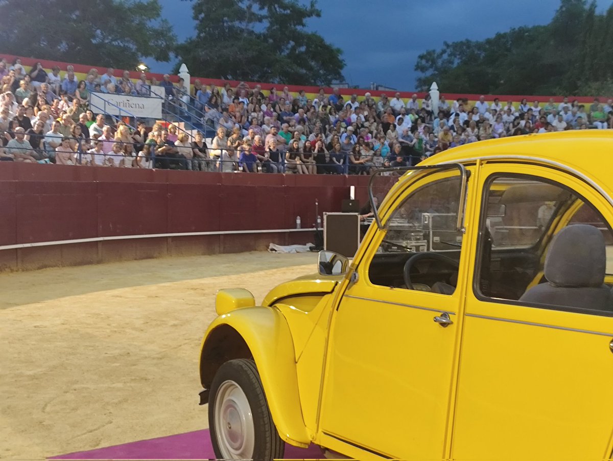 vino_del_mar's tweet photo. 🎬 ¡Ya estamos en la presentación de Cariñena, vino del mar!
En la Plaza de Toros de Cariñena, junto a Paula Blesa, al director Javi Calvo y el increíble reparto de la peli. ¡Gracias a todos por acompañarnos y al Ayuntamiento de Cariñena por organizar esta noche tan especial! 🌟 https://t.co/x4kjip65GS