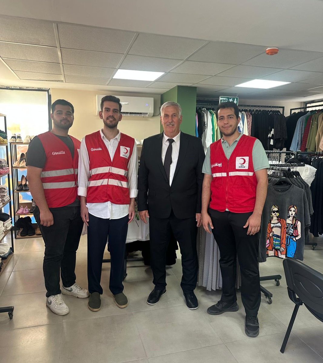 Yüreğir Şube Başkanlığı - Yüreğir Belediyesi işbirliği ile Kızılay Butik  bugün resmi olarak açılmıştır. Yüreğir'de ihtiyaç sahibi bir çok aileye giyim konusunda destek olmak için açılan butik ,kişinin zevkine ve fiziksel özelliklerine göre kendisinin seçmesine olanak tanıyor🌙