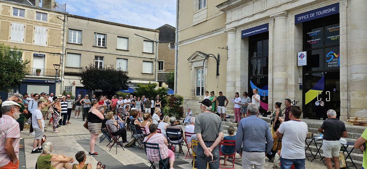 JasonValente86's tweet image. Présent ce soir à #Montmorillon, aux côtés des salarié·es, bénévoles, habitant·es mobilisé·es pour sauver la MJC Claude Nougaro.
Difficulté financière, salariés menacés. Mais surtout : opacité du bureau, AG reportée sans raison, aucun dialogue.
