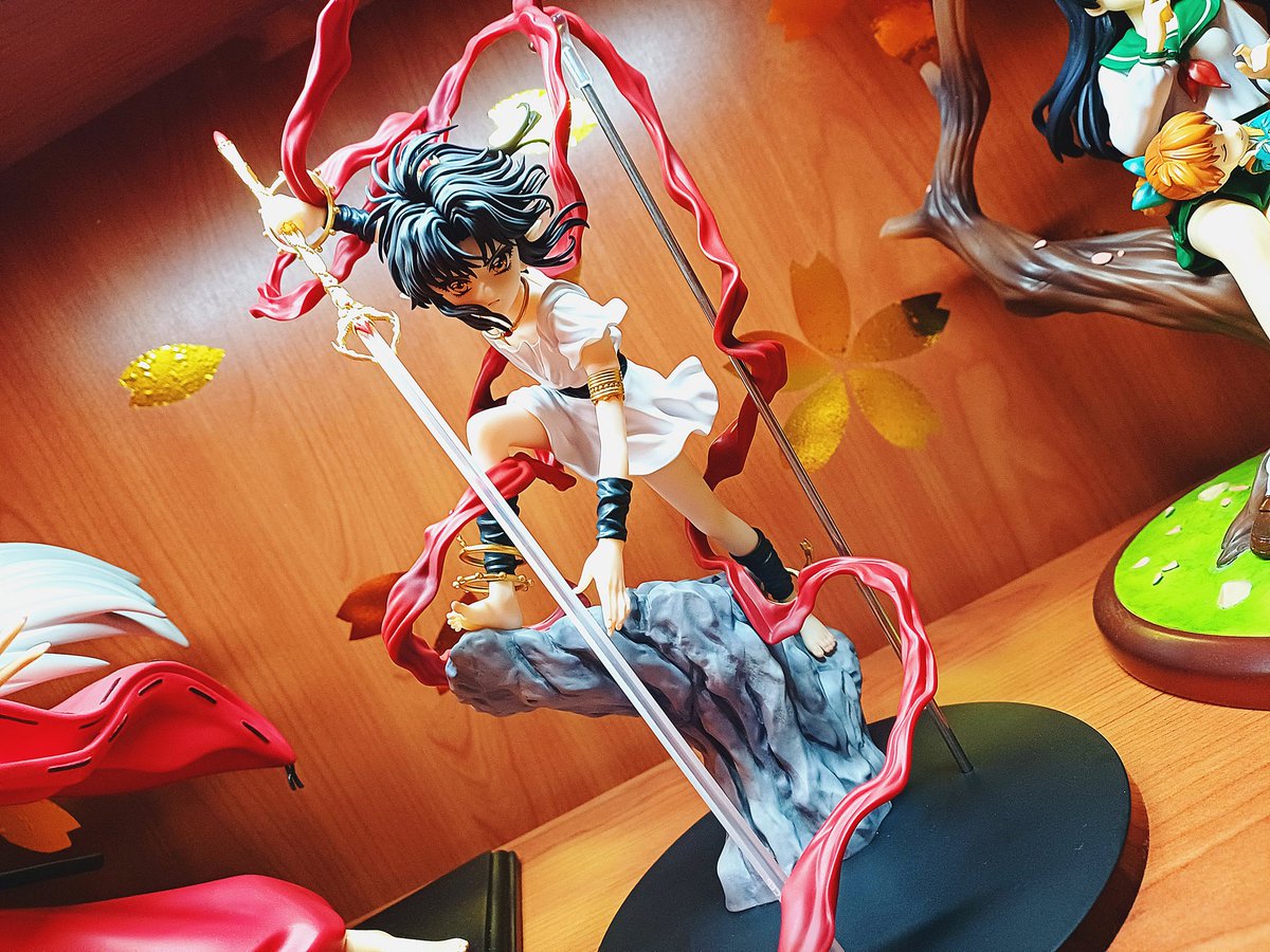 Ashura se ha colado en el estante de Inuyasha. 🫢