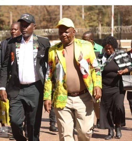 Tagwirei said Zimbabweans who are not getting tenders are "stupid!" What about a tall, grey-haired man who gatecrushes a Zanu-PF Central committee meeting when he isn't a member? Ndokungwara here? I think Tagwirei is not only foolish, he is a delusional political novice who