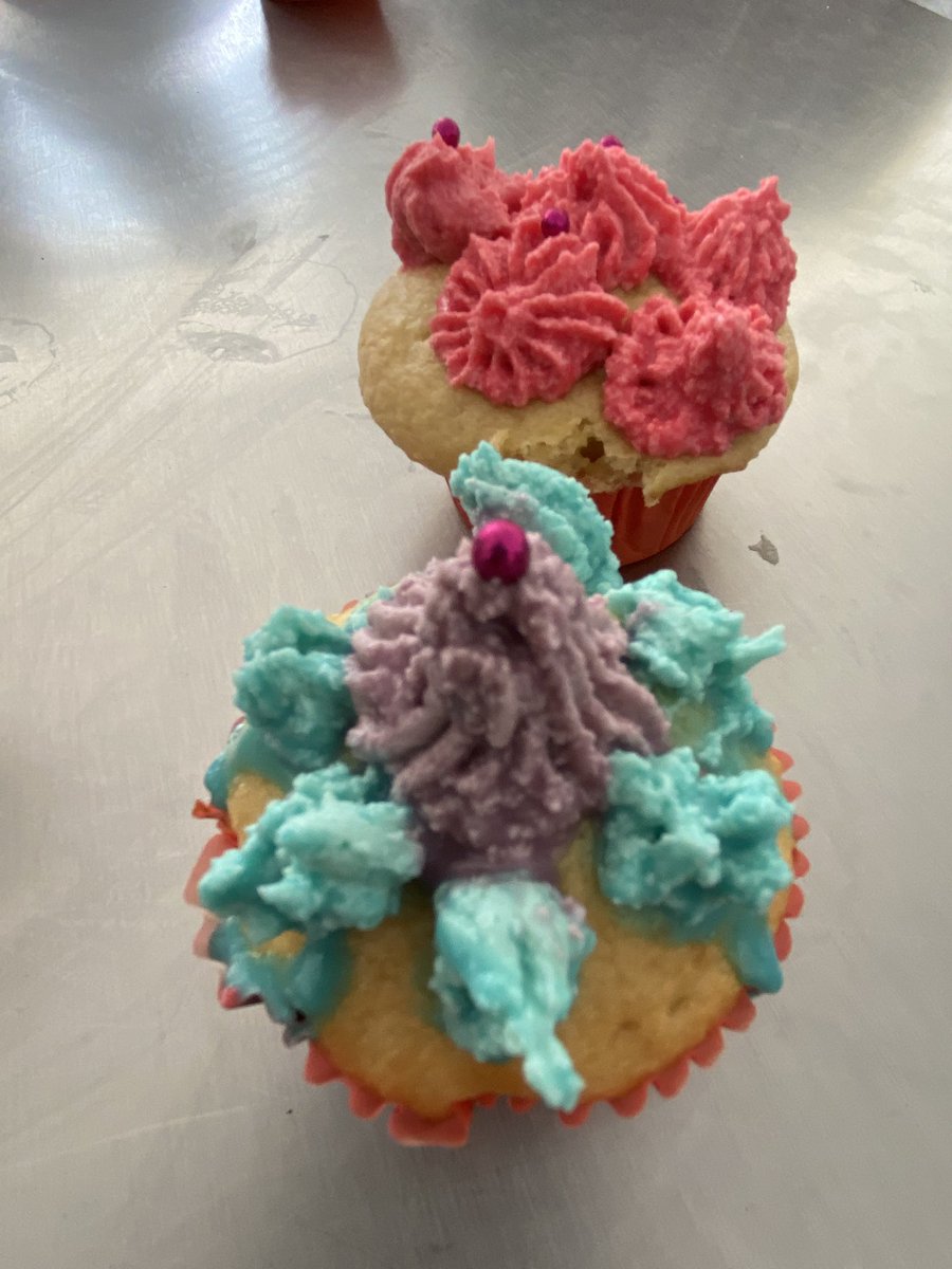 Gran asistencia reportó el taller ELABORACIÓN DE CUPCAKES, orientado al autoempleo y autoconsumo de nuestras usuarias, quienes siguieron atentas las indicaciones de la instructora, logrando la preparación de deliciosos y atractivos pastelitos. 🧁🧁🧁
#UnidosConAmor ❤️