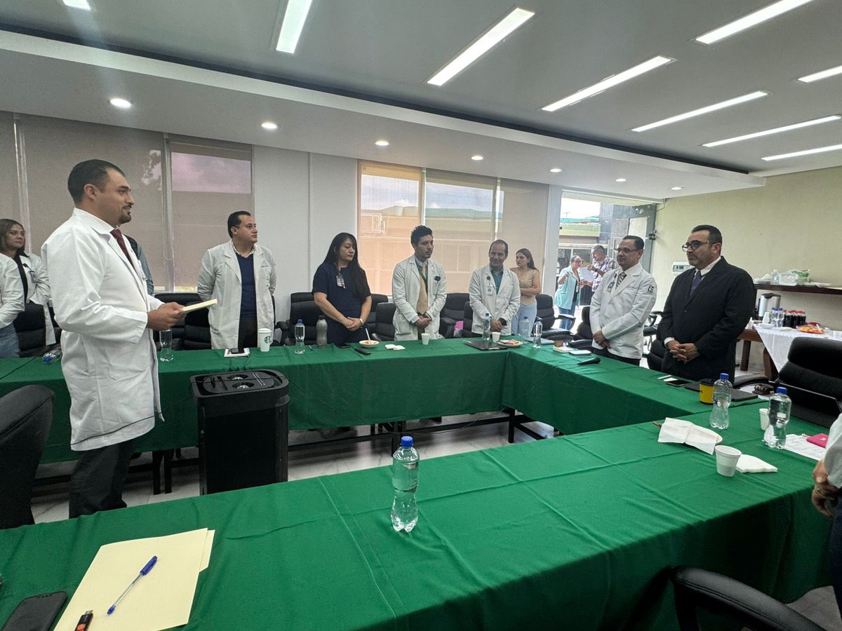 El titular del IMSS Michoacán, Dr. <a href="/JMiguelAngel/">J Miguel A Van-Dick</a> Van-Dick Puga, otorgó el nombramiento oficial como director general del Hospital General de Zona con Medicina Familiar No. 2 de Zacapu, al Dr. Rafael Esquivel Contreras, y a quien convocó a trabajar en favor de la población.
