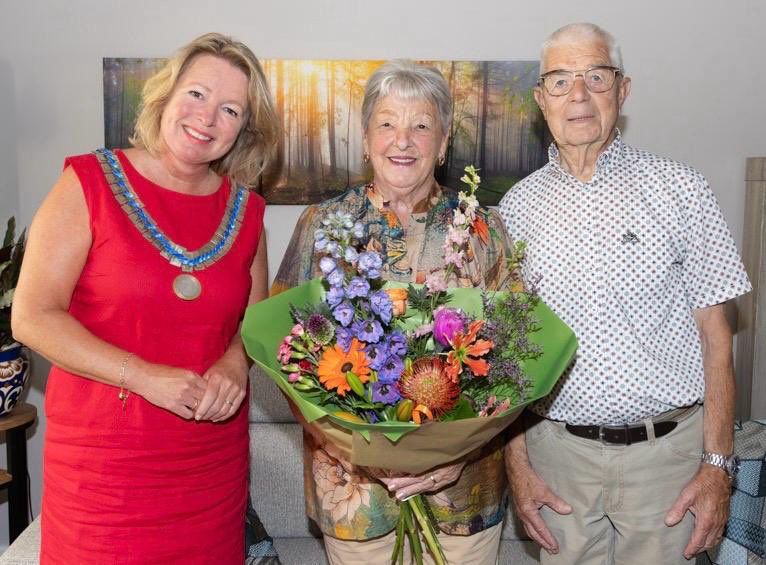 Vanmiddag gezellig op ☕️bezoek geweest bij het echtpaar Geurtz-Wels in #Elst voor hun 60-jarig huwelijk 🎉 van gisteren. Nogmaals van harte gefeliciteerd met uw diamanten💎 huwelijk namens <a href="/Gem_Overbetuwe/">Gemeente Overbetuwe</a> 💐