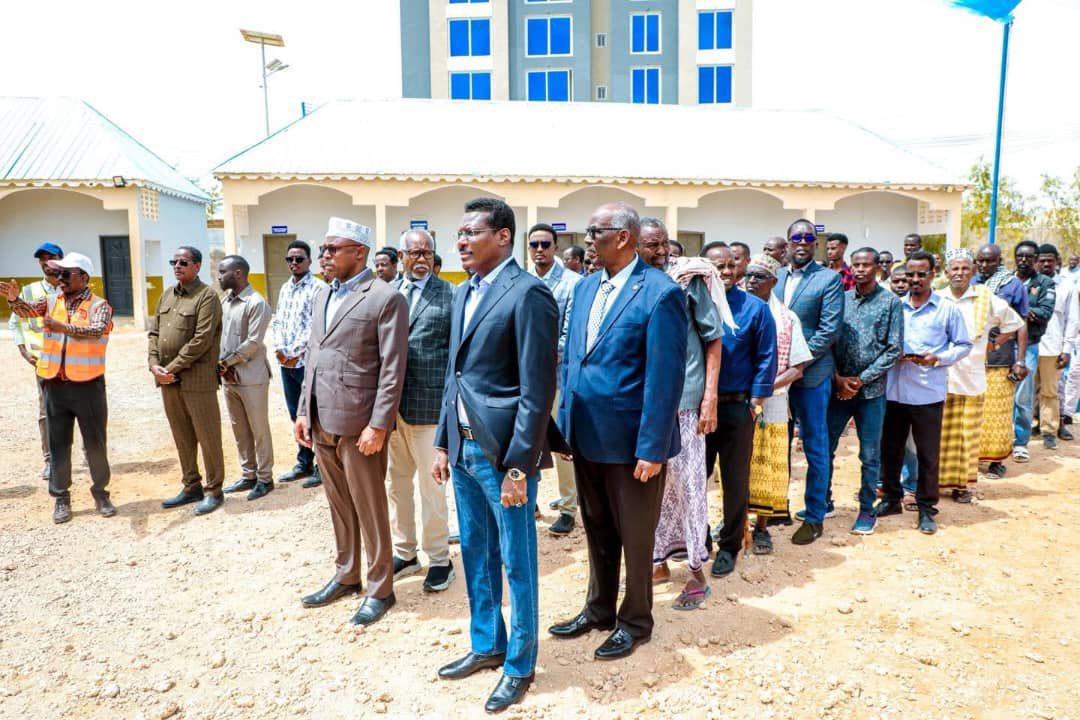 AnalystSomalia's tweet image. Here are the Somali Prime Minister and FMS leaders aligned with the FGS president, lined up in secure compounds, protected by AU peacekeepers — and selling this staged performance as a “historic one person, one vote election” where citizens are supposedly flocking to register.…