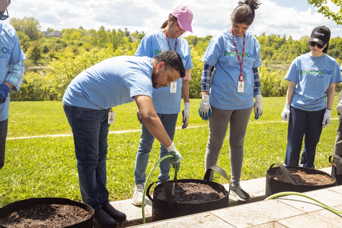 Canon Canada est fière de poursuivre son partenariat avec MicroHabitat. Les membres de notre personnel ont consacré une partie de leur journée à planter une variété de légumes et d'herbes qui seront récoltés et donnés à une banque alimentaire locale.
canon.ca/fr/a-propos-de…